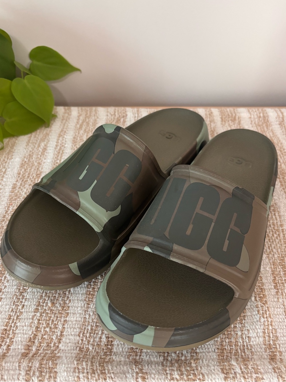 UGG Slides Sandals Men’s Size 10